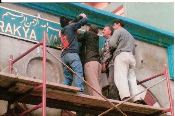 12.jpg - CAMİİ AVLUSUNUN GİRİŞİNE TAKILAN TABELANIN MONTAJI