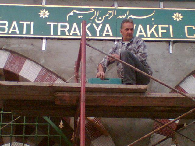 13.jpg - BATI TRAKYA VAKFI CAMİİ TABELASI YAPILIRKEN USTA VE YÖNETİM DEN OLAN SALİH BAYRAMOGLU'NA VE EKİBİNE TEŞEKKÜRLERİMİZİ SUNARIZ.