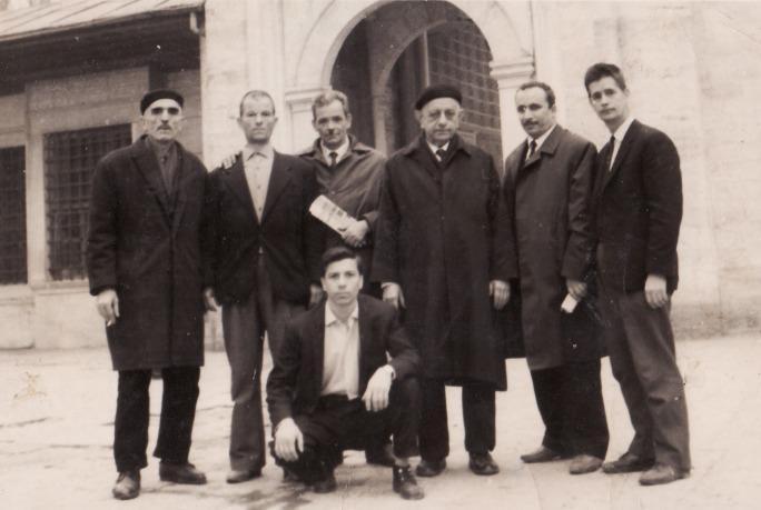 23.jpg - SOLDAN SAĞA:1)HACI SALİH KALFAOĞLU2)...3)SAMİ YILMAZ4)HACI MEHMET HACIBEDEL5)HACI İDRİS VELİBAŞA6)NİYAZİ HACIGAZİ OTURAN:MEHMET ŞAHİN