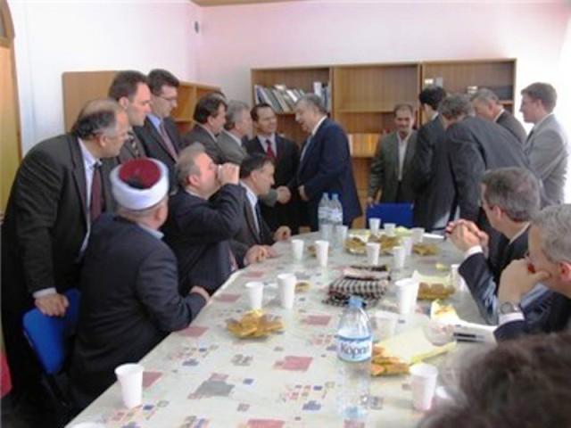 33.jpg - ATİNA BÜYÜKELÇİSİ SN.TAHSİN BURCUOĞLU ŞAHİN NAHİYESİNDE ZİYARETİ 22,05,2005