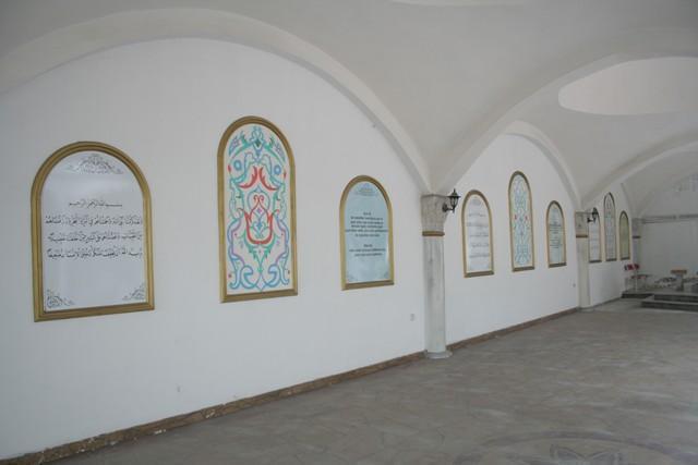 42.jpg - BATI TRAKYA CAMİ AVLUSUNA KONULAN TABLOLAR