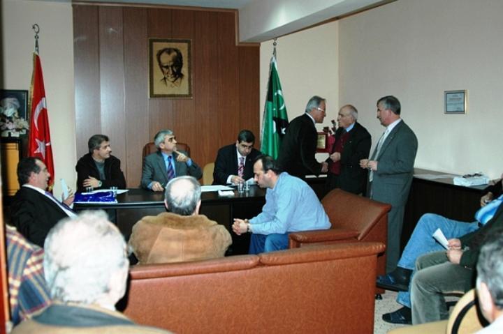 66.jpg - 18.01.2006 OLAĞAN KONGRE DİVAN KURULU BAŞKANI OP.DR.EROL KAŞİFOĞLU VE DİVAN KATİPLERİ